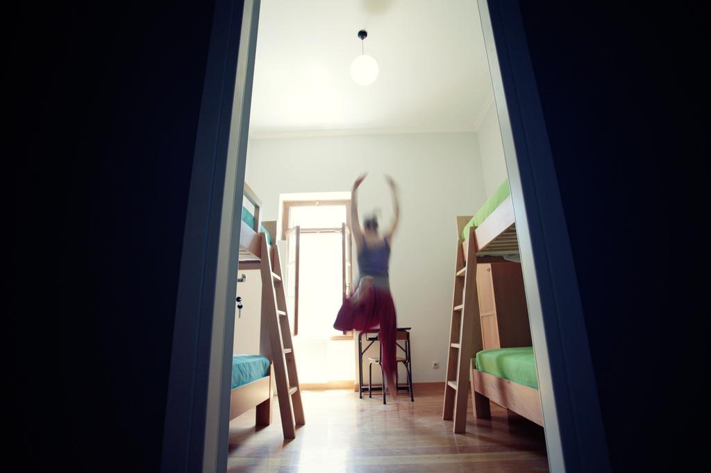 Cama individual en un dormitorio compartido femenino de 4 camas